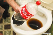 كيفية تنظيف المرحاض باستخدام Coca-Cola