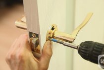 Easy installation of a latch handle on an interior wooden door (video)