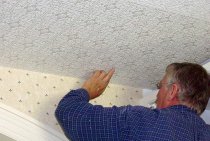 Sticking non-woven wallpaper on the ceiling