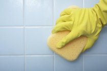 Moisissure dans la salle de bain : débarrassez-vous du fléau à la maison