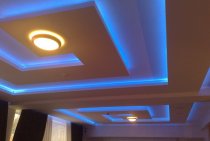 Soaring plasterboard ceiling with backlight: design options (9 photos)