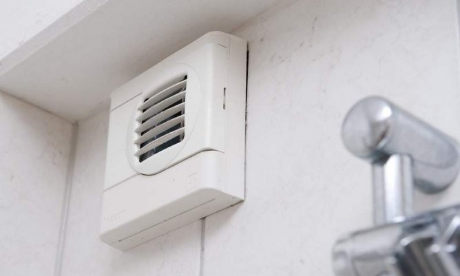 Installation de ventilation à faire soi-même dans la salle de bain et les toilettes