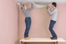 How to glue ceiling wallpaper