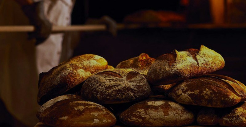 Como assar pão sozinho em um forno russo