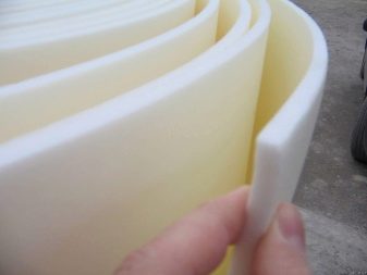 Foamed polyethylene for soundproofing and soundproofing