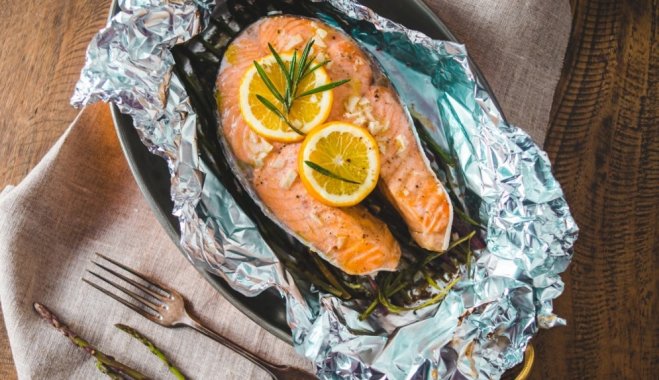 Em que direção do papel alumínio o peixe e a carne devem ser embrulhados ao assar