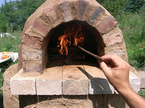 Como assar pão sozinho em um forno russo