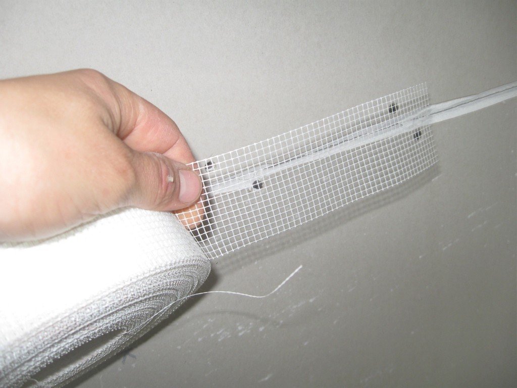 attaching a paint grid to the joints of sheets of plasterboard