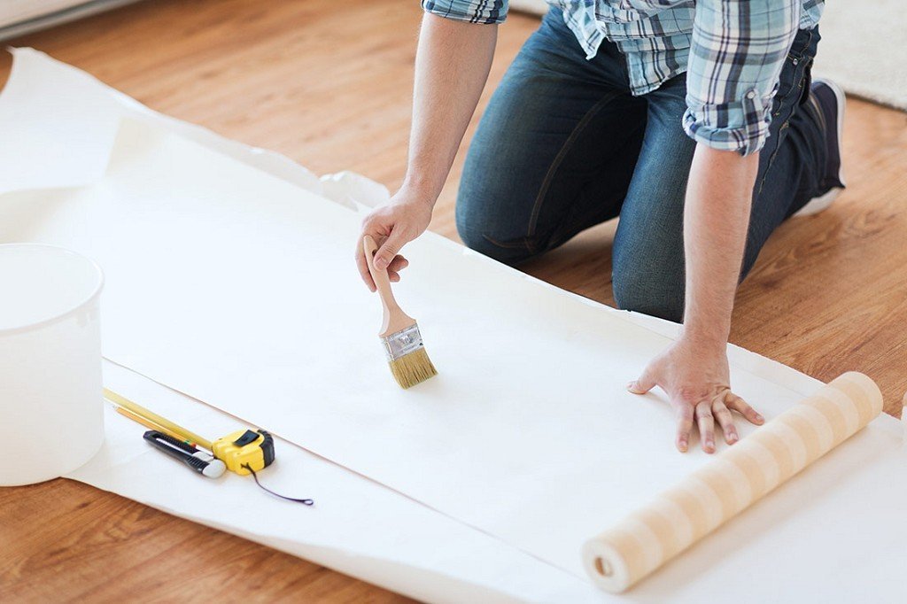 Applying glue to wallpaper