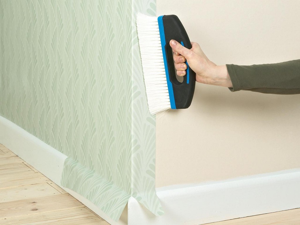 Wallpapering the outer corner