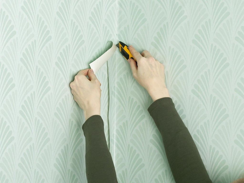 Trimming wallpaper in the inner corner