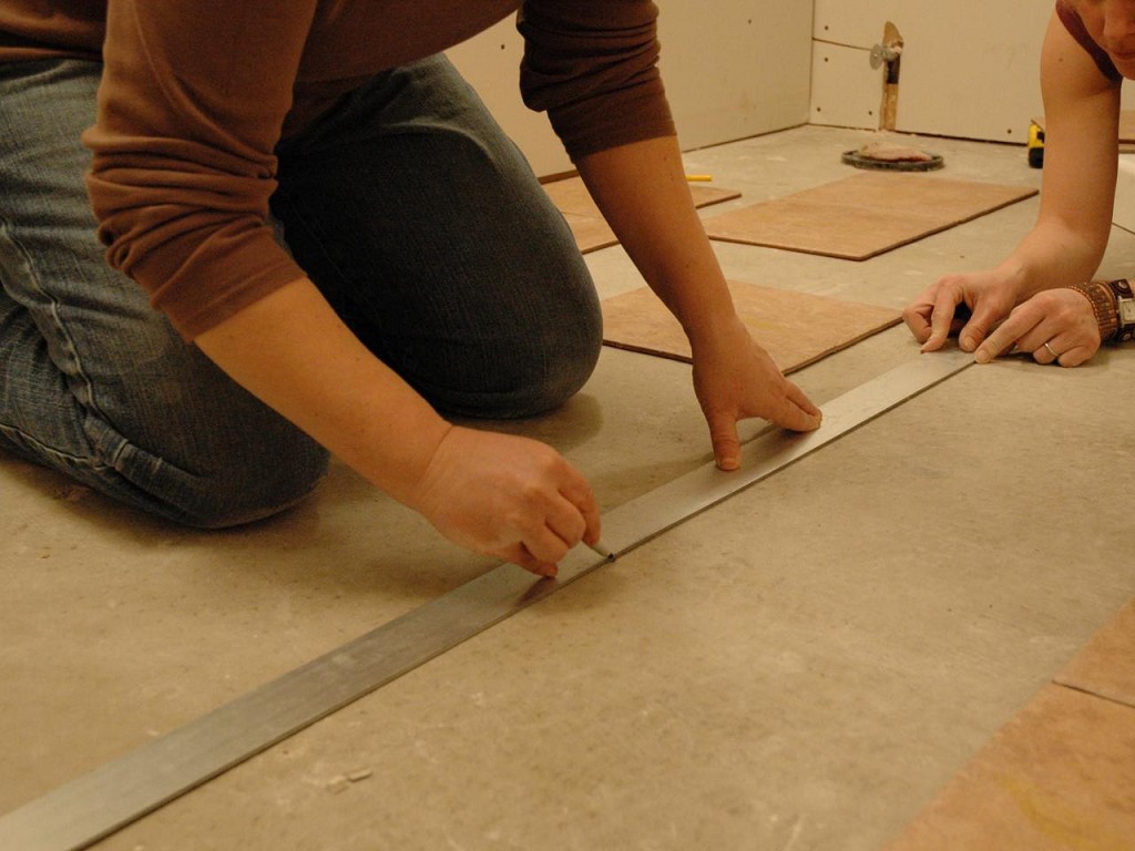 floor marking process for laying tiles