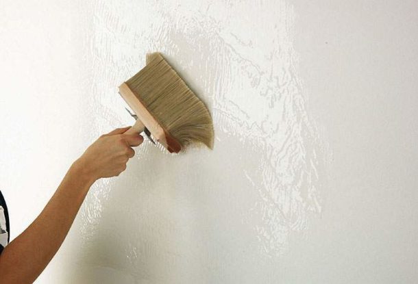 Priming surfaces before wallpapering - a necessary stage of repair