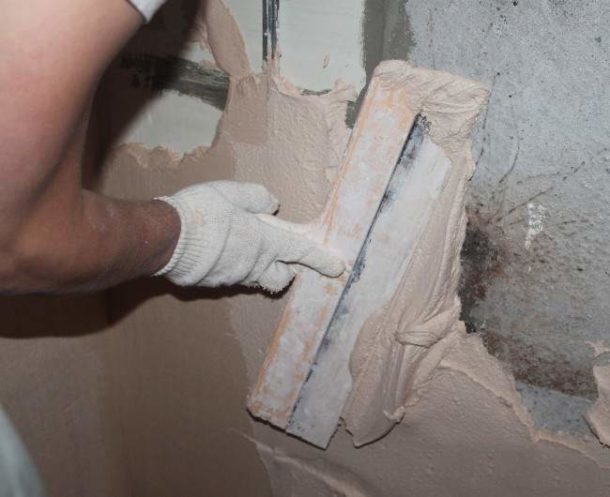 We apply the prepared plaster solution to the surface