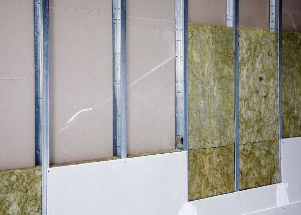 Wall cladding with plasterboard using a metal frame