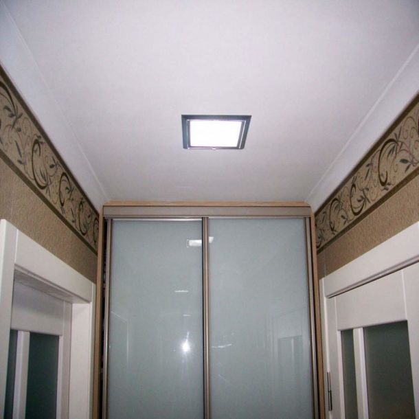 Simple single-level ceiling with a flat light for a small room