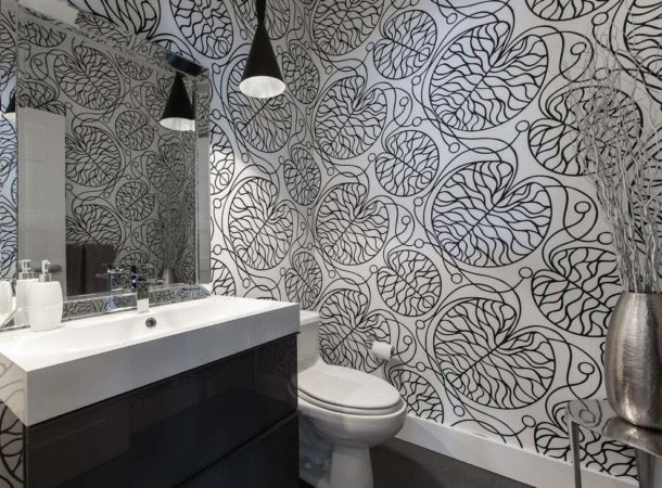 Papier peint à imprimé floral dans une salle de bain en noir et blanc