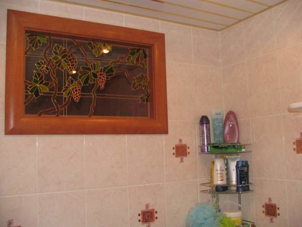 Janela para a cozinha, decorada com tintas de vitrais