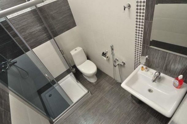 Shower cubicle with a low tray