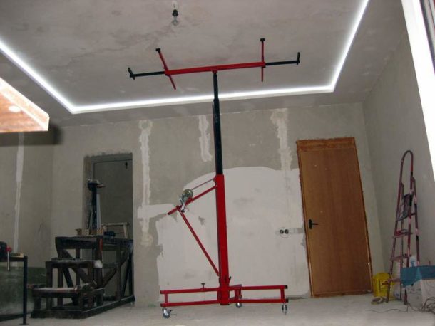 Ceiling modification of the device for lifting plasterboard