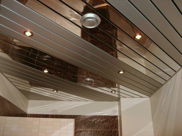 Slatted ceiling: alternating matte and glossy panels