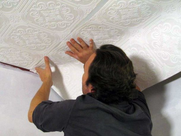 Sticking non-woven wallpaper on the ceiling surface