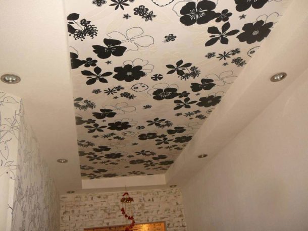 Plasterboard ceiling with wallpaper in the hallway