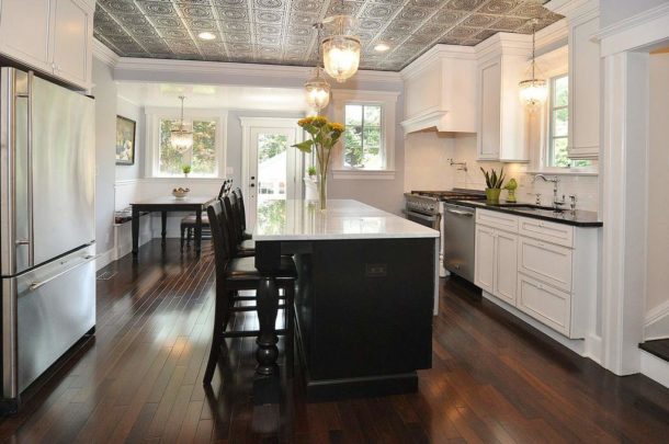 Decoration of the kitchen ceiling surface with tiles