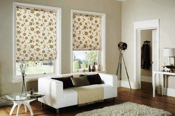 Cortinas de rolo com padrão floral