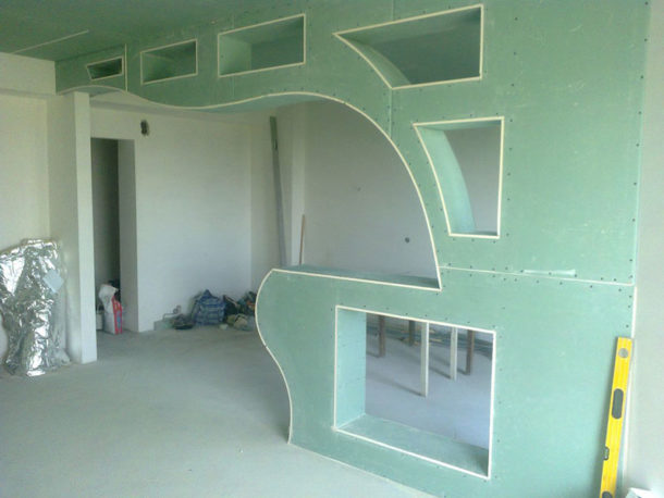 Curvilinear partition made of green drywall