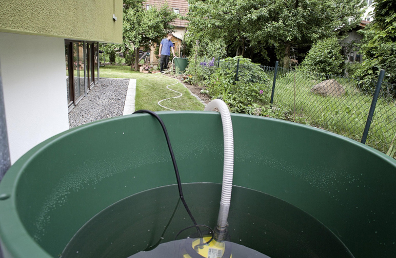 Vi väljer en dränkbar pump för att pumpa förorenat vatten från ett plant golv torrt