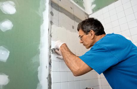 Como colocar azulejos na parede corretamente master class em frente ao banheiro