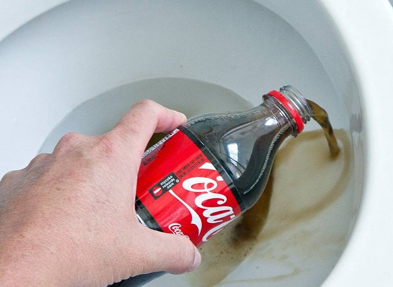 Como limpar um banheiro com Coca-Cola