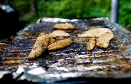 A fólia melyik irányába tekerjük sütéskor a halat és a húst?