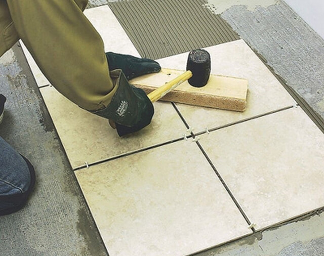 Como colocar azulejos na parede corretamente master class em frente ao banheiro