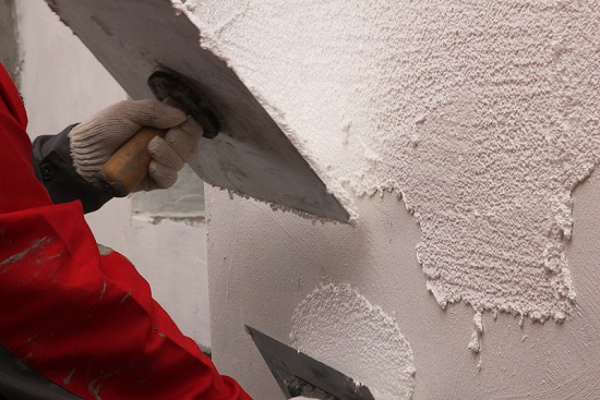 Como terminar corretamente a fachada em espuma usando gesso de fachada