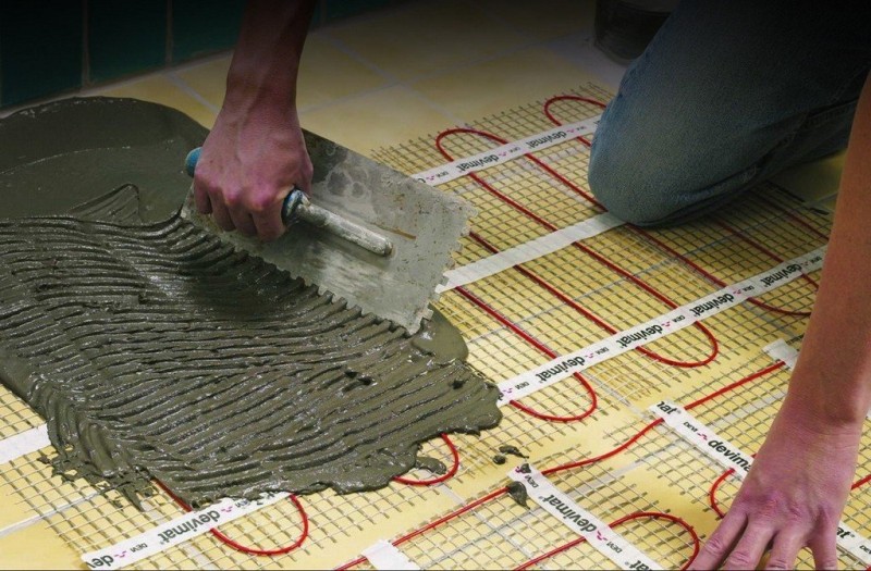 نحن نعزل الأرضية ونصنع الكعكة المناسبة