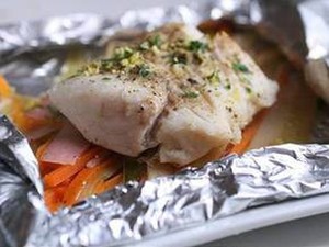 Em que direção do papel alumínio o peixe e a carne devem ser embrulhados ao assar