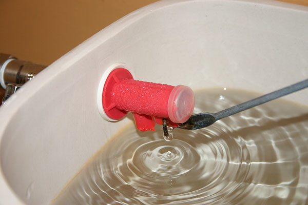 Excesso de água no vaso sanitário com conexão inferior