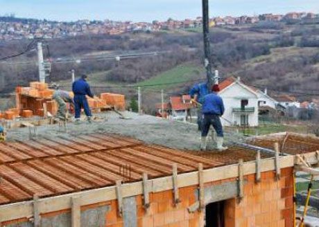 Arquivando um teto áspero em vigas de madeira em uma casa particular