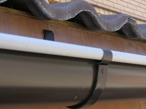 How to install gutters, if the roof is already covered, we install the gutters correctly with our own hands, choosing the appropriate option