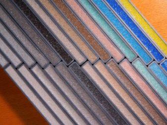 Αρμόστοκος για πλακάκια πώς να επιλέξετε το χρώμα της ποικιλίας και τους κανόνες για την επιλογή ενέματος για πλακάκια ανά χρώμα