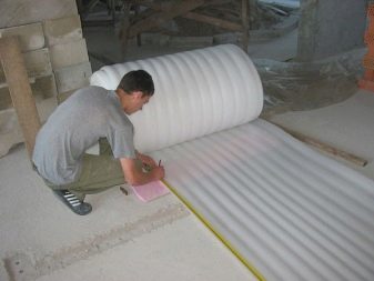 Foamed polyethylene for soundproofing and soundproofing