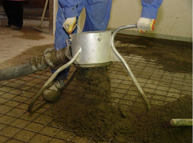 Qual é a espessura mínima da mesa para um piso aquecido a água