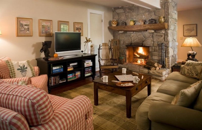 Sala de estar com lareira e TV no apartamento