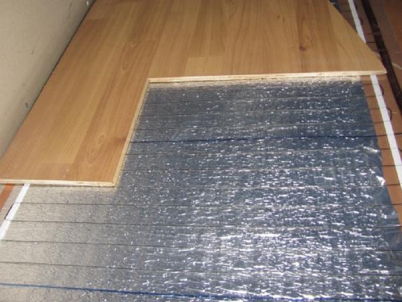 Escolhendo um substrato para um laminado para um piso de água quente