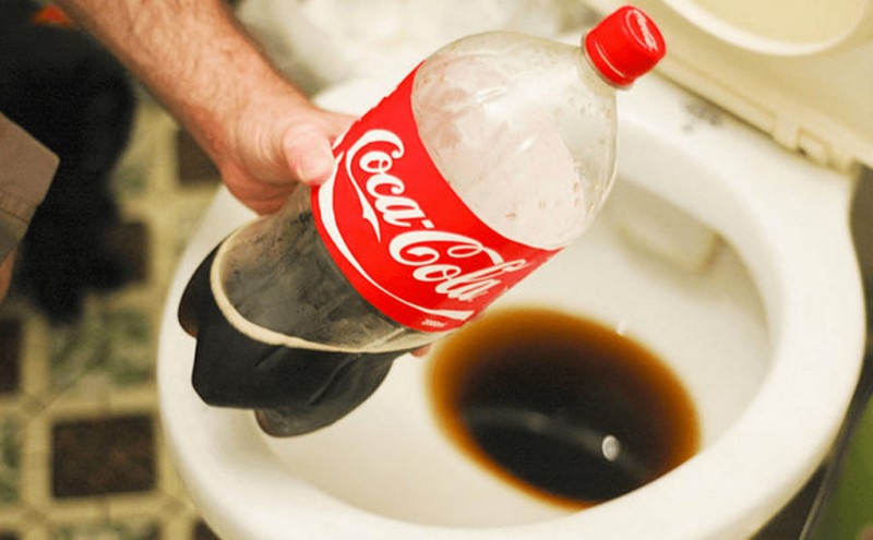 Como limpar um banheiro com Coca-Cola