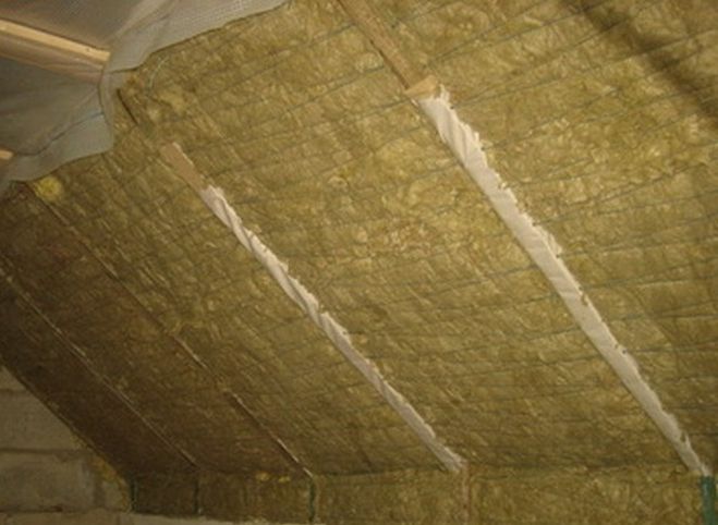 طرق عزل السقف على العوارض الخشبية